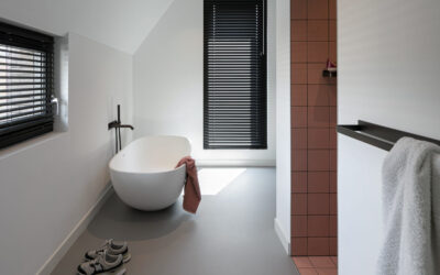 Een stijlvolle badkamer met een gietvloer